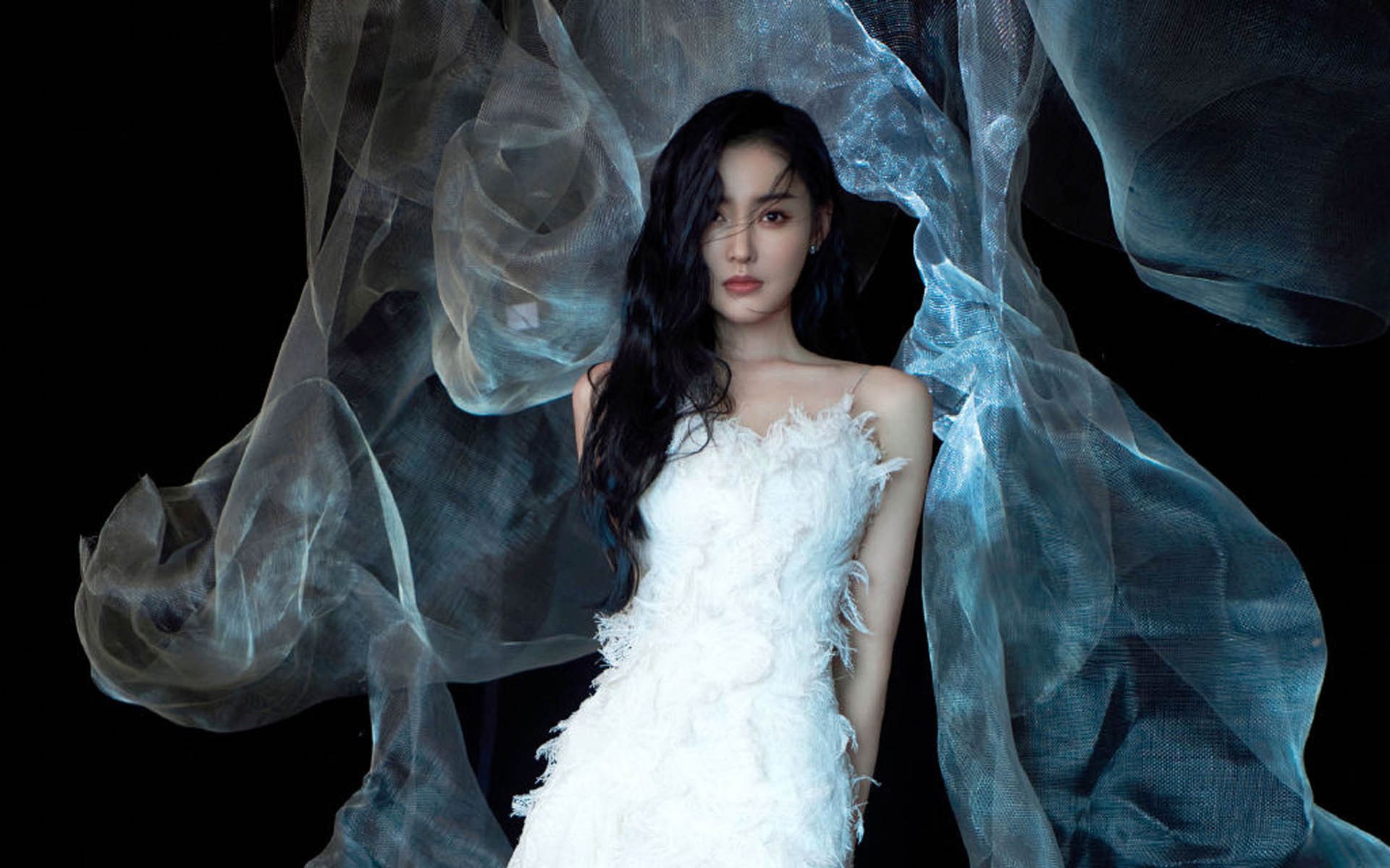 “快艇冲浪：东三叉湖赛场上演极限速度的水上对决”